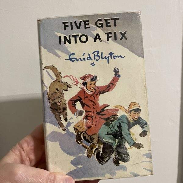 Five Get into a Fix by Enid Blyton